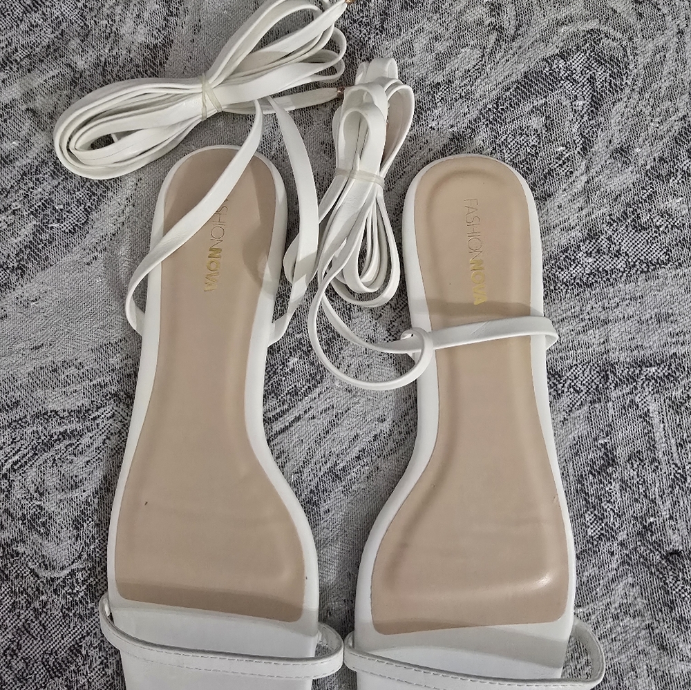 Fashion Nova woman's lace up sandals New without tags size 10